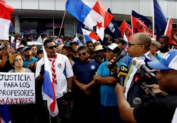 El abogado  Eliécer Plicett junto a manifestantes tras la audiencia de este miércoles. Foto: Víctor Arosemena