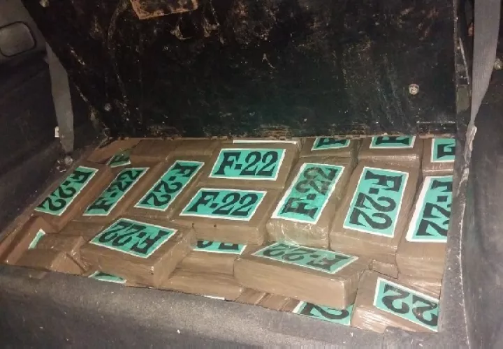 En el vehículo las autoridades encontraron unos 200 paquetes de sustancia ilícita. Foto. Cortesía Proteger y Servir