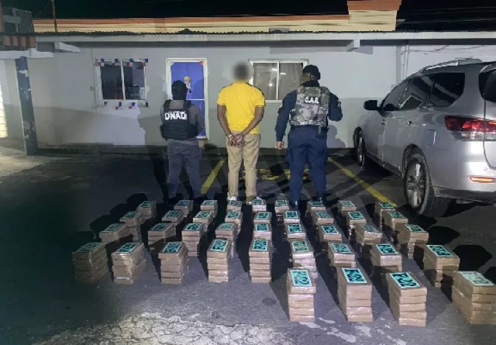 Un panameño de 47 años fue detenido con la sustancia ilícita. Foto. Cortesía Proteger y Servir