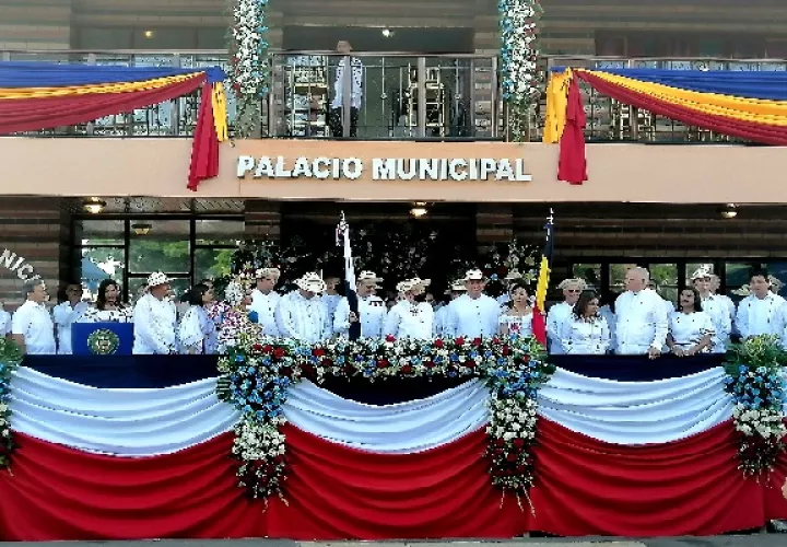 La comitiva se trasladará al palacio municipal, donde se izarán la bandera nacional y del distrito, y se efectuará el juramento a la bandera, posteriormente el Tedeum en la iglesia de San Atanasio. Foto. Archivo
