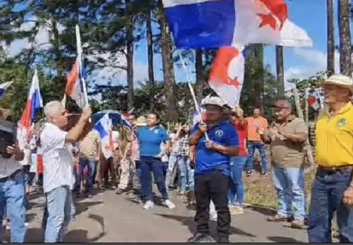 La caminata se dio de forma pacífica, mientras que los participantes gritabas consignas y portaban pancartas, así como el emblema nacional. Foto. Thays Domínguez