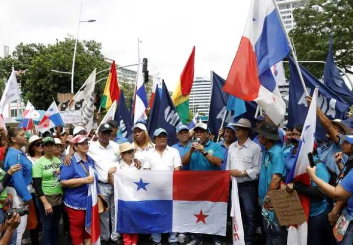 Los docentes seguirán en las calles manifestándose contra el contrato minero. Foto: Víctor Arosemena 