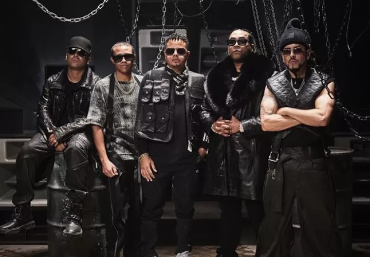 El dúo Luny (Francisco Saldaña) y Tunes (Víctor Cabrera) junto a Don Omar y el dúo Wisin y Yandel. Foto: EFE
