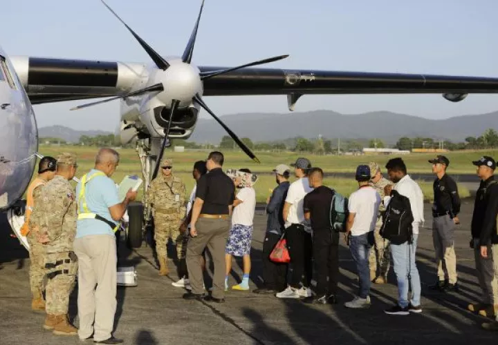 Panamá deporta y expulsa a un grupo de 30 ciudadanos colombianos, la mayoría migrantes. Foto: EFE