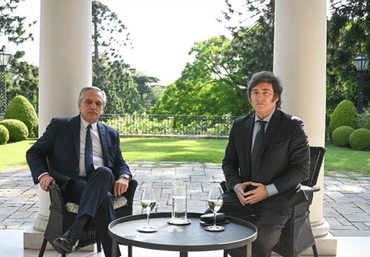 El presidente argentino, Alberto Fernández (i), y el mandatario electo, Javier Milei, en la Quinta de Olivos (residencia presidencial). Foto: EFE