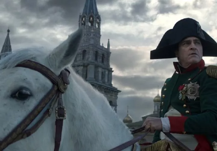 El ganador del Óscar, Joaquín Phoenix como Napoleón. Foto: Apple TV+ 