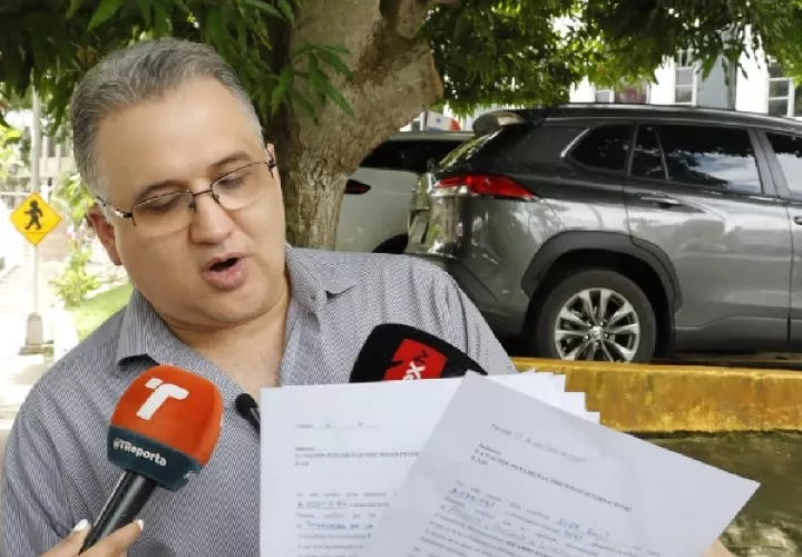 Hasta notario llevó a la Corte el abogado Alfredo Vallarino, este viernes. Foto: Víctor Arosemena