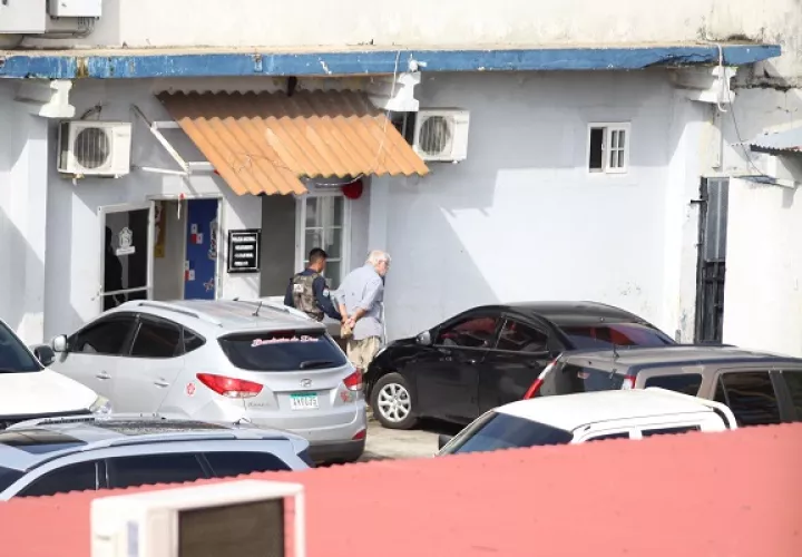 Kenneth Darlington llegó el miércoles sobre las 9:00 a.m. a la sede policial, vistiendo las mismas ropas del día anterior y esposado con las manos a la espalda. Foto. Eric Montenegro