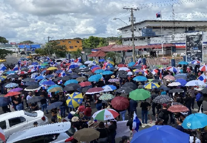 Los educadores, vestidos de negro, caminaron por la Avenida de Las Américas desde el parque Libertador hasta el cuartel de la Policía Nacional en La Chorrera. Foto. Eric Montenegro