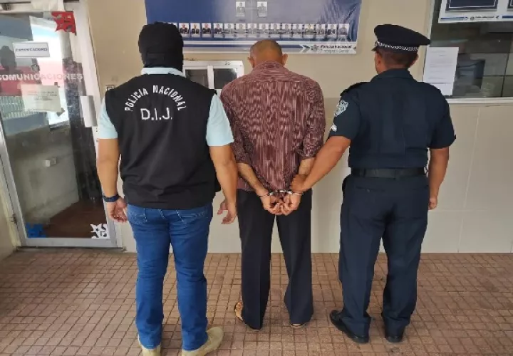 El indicado optó por entregarse a las autoridades luego de que unidades policiales y funcionarios del MP efectuaran varias diligencias de allanamiento en su residencia. Foto. Eric Montenegro