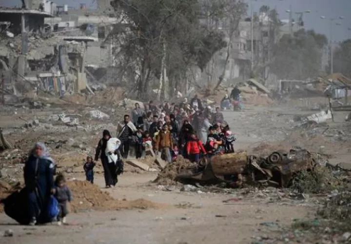 Palestinos caminan después de cruzar desde el norte de la Franja de Gaza hasta el sur. Foto: EFE