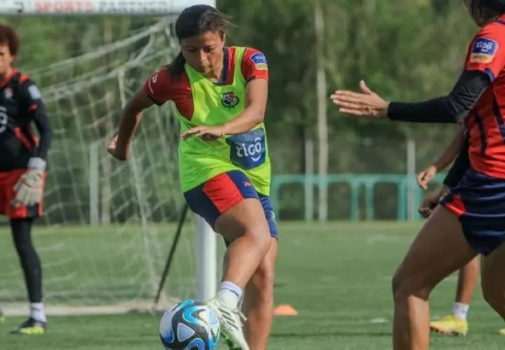 Hilary Jaén remata el balón, atrás la mirada de la portera Farissa Córdoba, durante los entrenamientos de la selección femenina. Foto: Fepafut. 