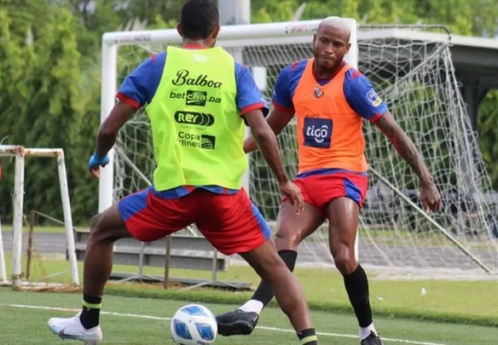 Alfredo Stephens en los entrenamientos del seleccionado mayor. Foto: Fepafut.