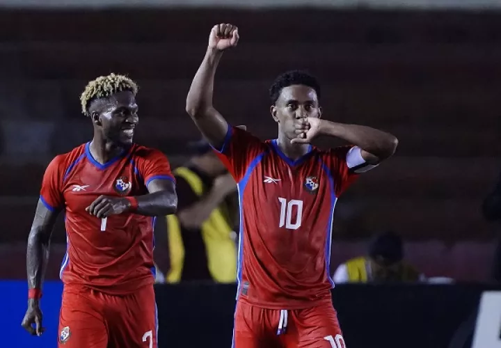 Yoel Bárcenas festeja el tercer gol de Panamá contra Costa Rica. Foto: EFE