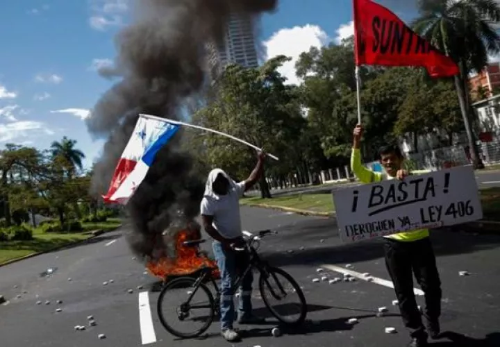 Manifestantes durante una jornada de protestas contra el contrato entre el Estado y Minera Panamá. Foto: EFE