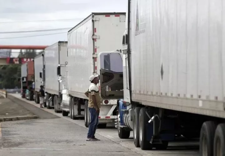 Los camiones de carga internacional  han quedado atrapados en los cierres. Foto: EFE