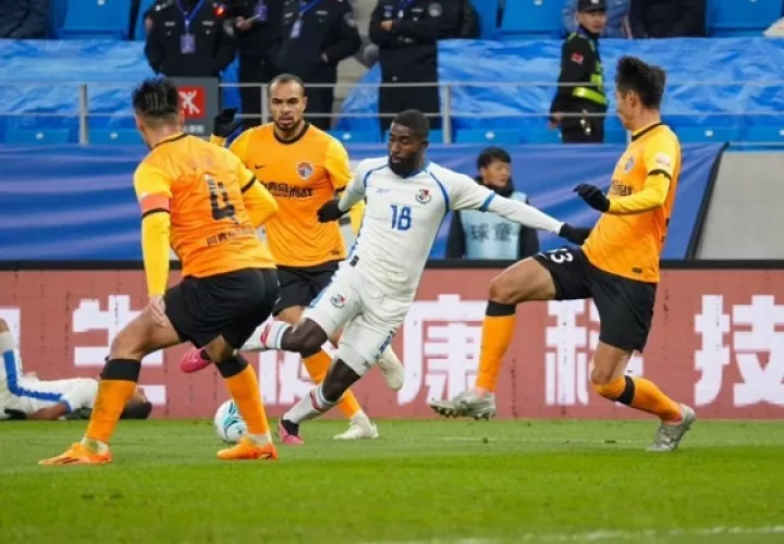 Everardo Rose de Panamá (18) en el partido contra el Qingdao Hainiu FC de China. Foto: Fepafut