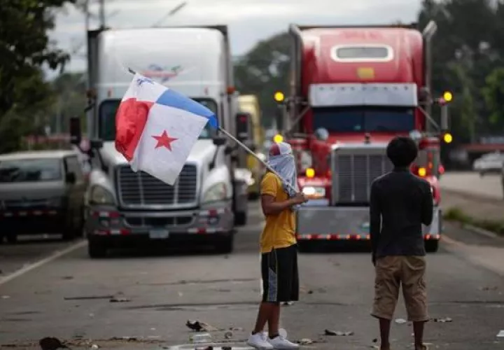 Manifestantes bloquean la vía Panamericana durante una protesta en Santiago de Veragua. Foto: EFE