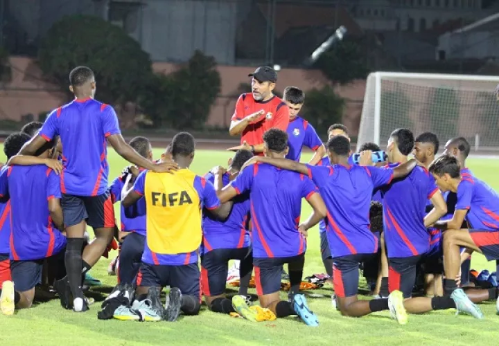 Mike Stump, durante los entrenamientos del equipo Sub-17 con miras al juego ante Indonesia. Foto: Fepafut