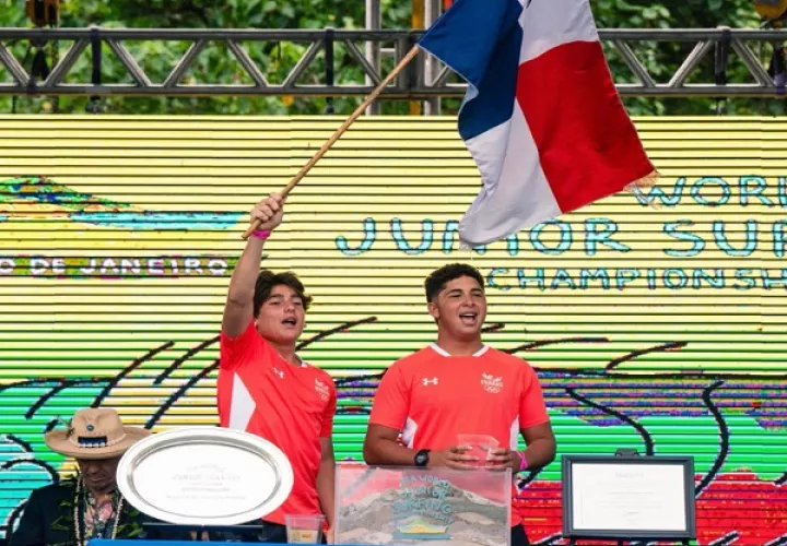 Teo Gale Grani, con la Bandera y Andrés Castillero, con la Arena Nacional Playa Teta, durante la presentación del equipo panameño.Cortesía ISA /Pablo Jiménez