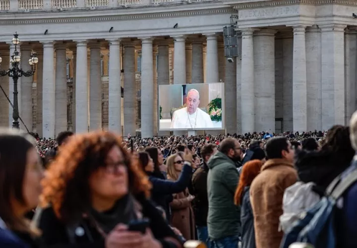 El papa estuvo en forma virtual en las celebraciones de este domingo en la Plaza de San Pedro. Foto: EFE