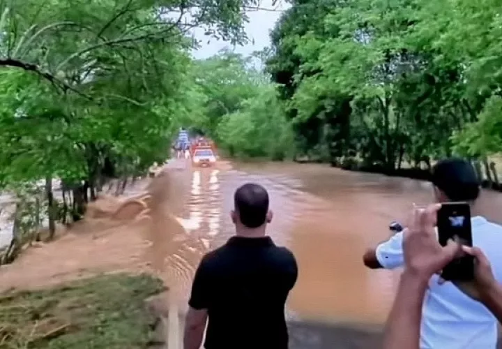  En el área de El Sesteadero, la fuerte corriente pasó por encima de un vado, imposibilitando el paso. Foto: Thays Domínguez