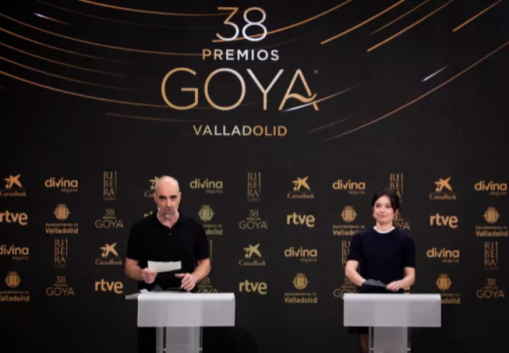 Los actores Anna Castillo y Luis Tosar leen la lista de los nominados para la edición 2024 de los Goya. Foto: EFE / Dypcomunicacion