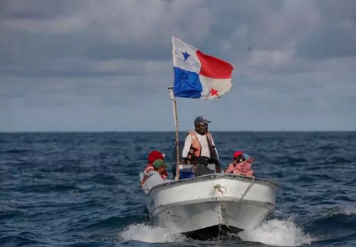 Un grupo de pescadores protestan rodeando el puerto Internacional de Punta Rincón. Foto: EFE
