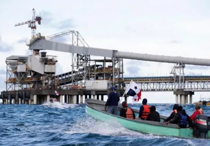 Un grupo de pescadores protestan rodeando el puerto Internacional de Punta Rincón. Foto: EFE
