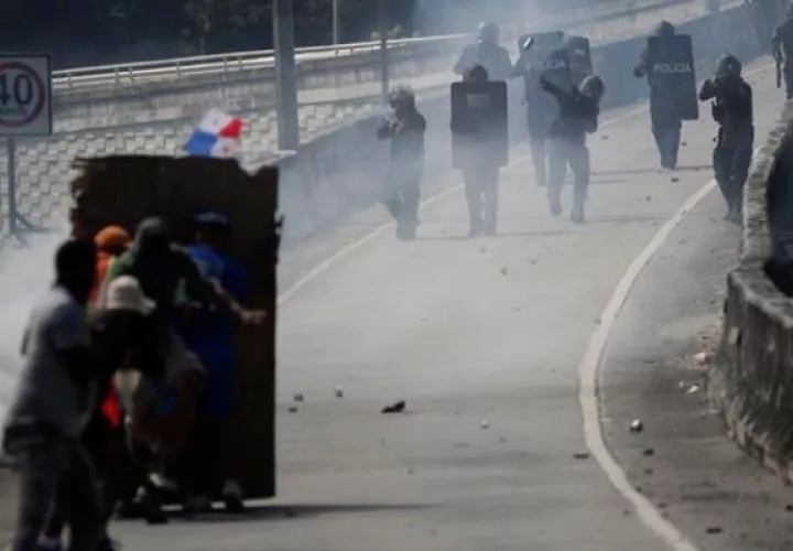 Manifestantes se enfrentan a la Policía durante una nueva jornada de protestas contra el contrato minero. Foto: EFE