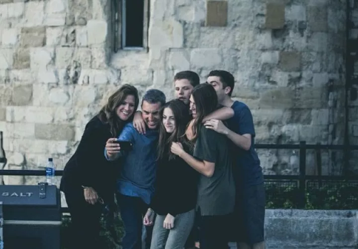 El costo de la vida vuelve a ser la principal preocupación de estas dos generaciones. Foto: Pexels
