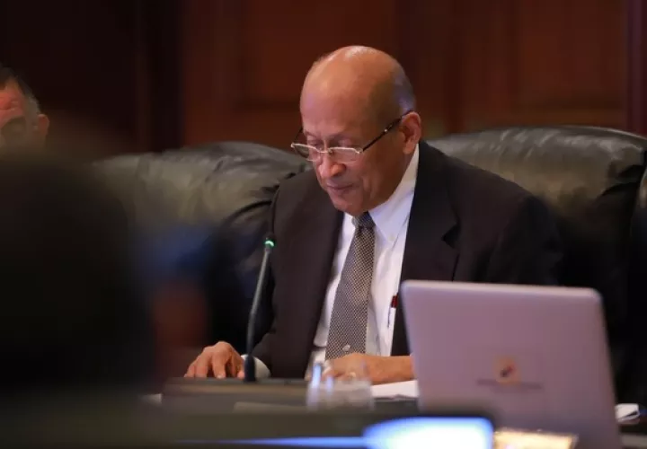 El ministro Alexander reconoció que la tarea de ajustar el presupuesto no es fácil. Foto: Cortesía/MEF