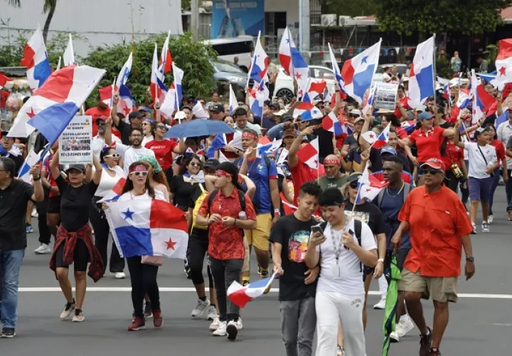 Las protestas siguieron este 3 de noviembre, aunque con aspecto festivo por la fecha. Foto: Víctor Arosemena