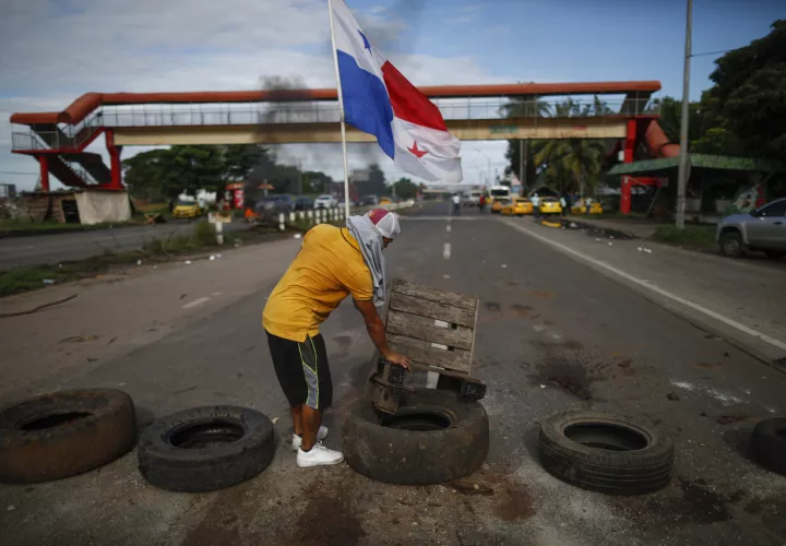 Manifestantes bloquean la vía Panamericana durante una protesta. Foto/ EFE/Bienvenido Velasco
