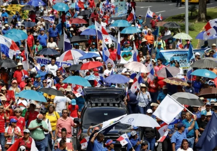 Los docentes se mantienen firmes en las manifestaciones que lideran. Foto: Víctor Arosemena 