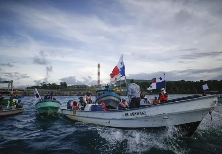 Las protestas por tierra y mar se desarrollan en Panamá desde hace varias semanas. Foto: EFE