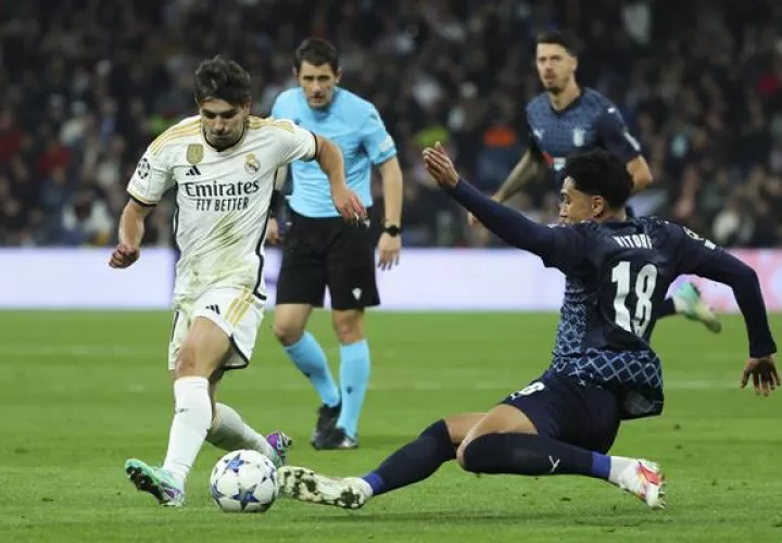Brahim Díaz  del Real Madrid (izq.) se lleva el balón ante el jugador del Braga, Vitor Carvalho en el juego de la Champions League. Foto.EFE