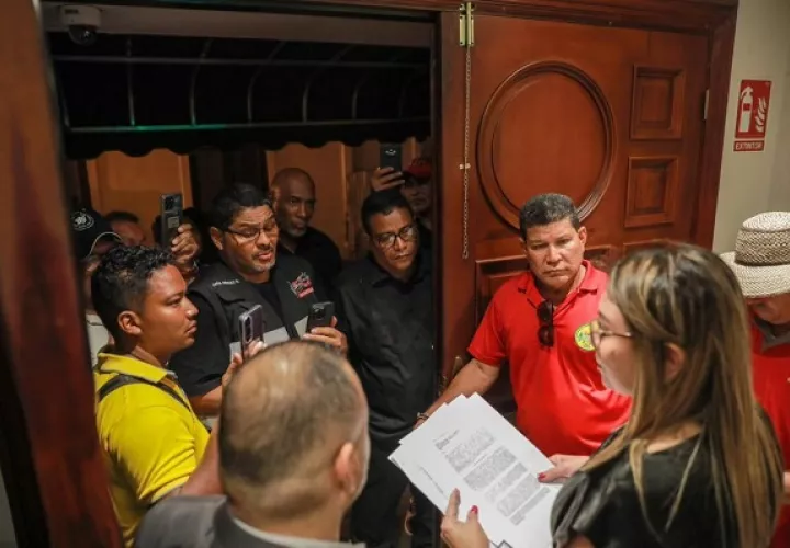 Momento en que la ministra Doris Zapata recibe el documento de parte de los dirigentes de la alianza. Foto: Cortesía Presidencia