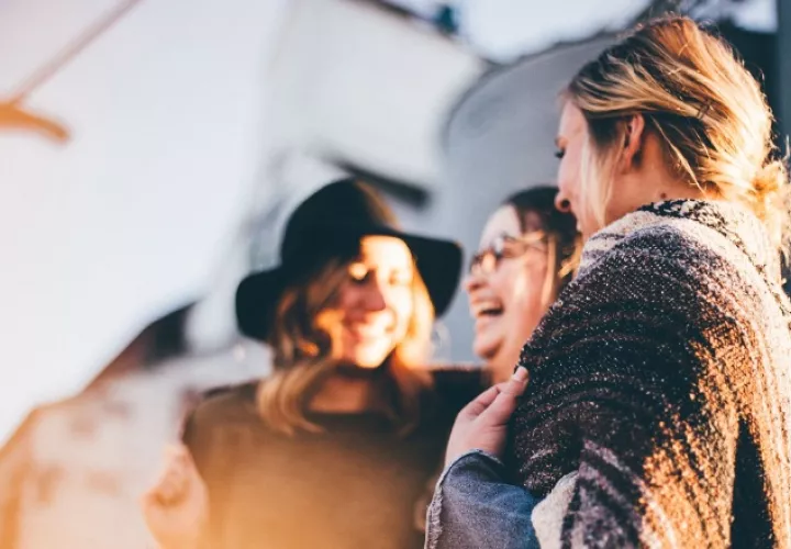 Tener una variedad de relaciones sociales puede ayudar. Foto:Pexles