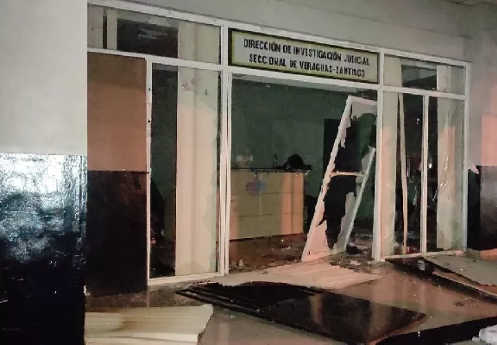 El pasado 28 de octubre fueron vandalizadas las oficinas de la DIJ en Santiago de Veraguas y además se quemaron vehículos del MIda. Foto. Archivo 