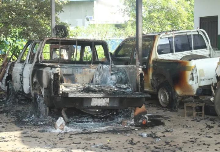 Queman cuatro vehículos del MIda en Veraguas. Foto. Melquíades Vásquez