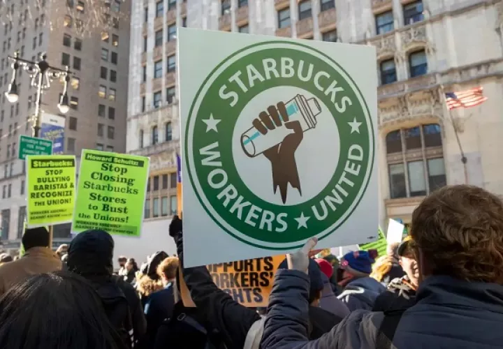 Vista de una manifestación de empleados de la cadena Starbucks. Foto: EFE