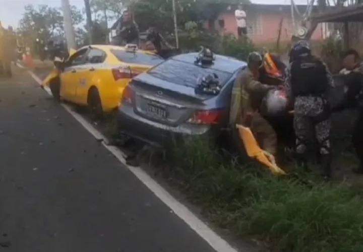 El taxista quedó en medio de la persecución. Foto: Cortesía