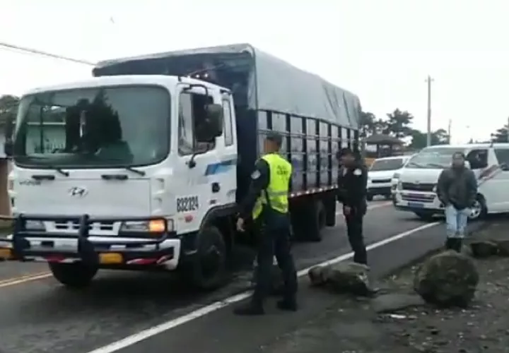 La Policía Nacional informó que en la mañana de este miércoles se abrió la vía para los vehículos que se dirigían a Cerro Punta. Foto: Internet