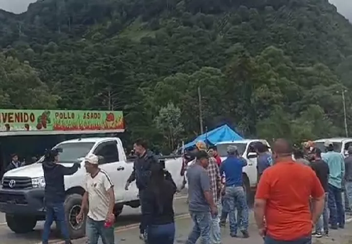 Los productores y residentes de Tierras Altas, hartos delos cierres y dela intransigencia de los manifestantes tomaron la decisión de abrirse paso por la fuerza. Foto. Cortesía