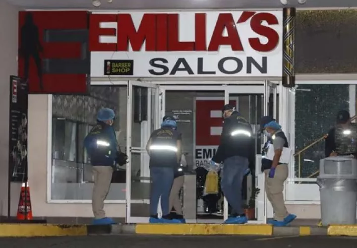 Personal de criminalística se trasladó a la escena del hecho violento.