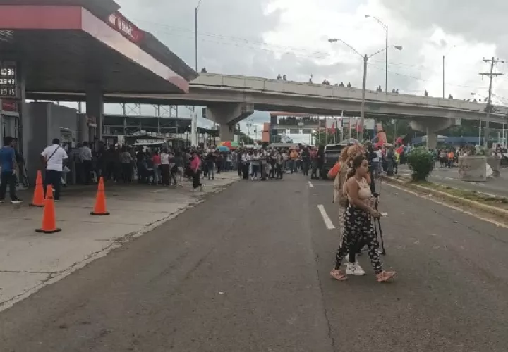 En la provincia de Veraguas los grupos docentes e indígenas mantienen los cierres. Foto. Melquíades Vásquez