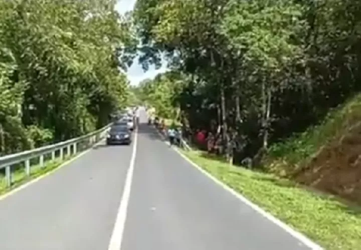 Por el momento se desconoce la identidad de la víctima, ya que el cadáver quedó atrapado dentro de vehículo destrozado por la fuerza del impacto.