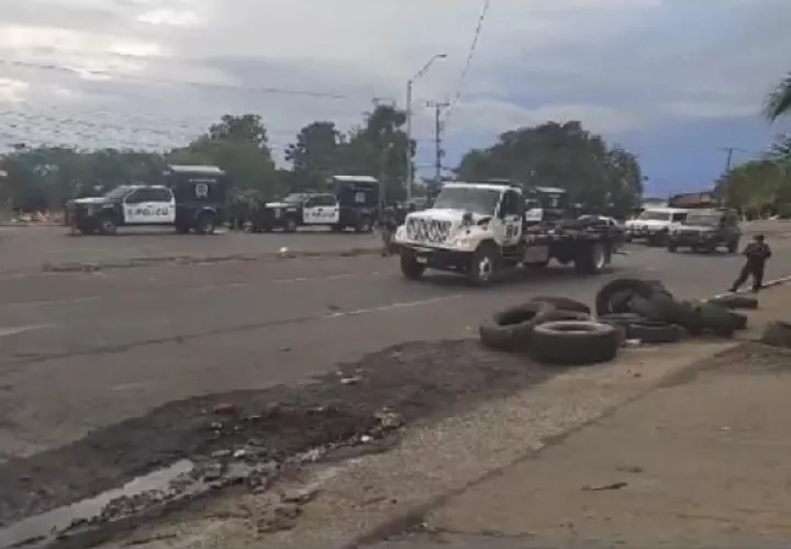 En la comunidad de La Soledad la Policía Nacional reabrío la vía. Foto. Proteger y Servir 