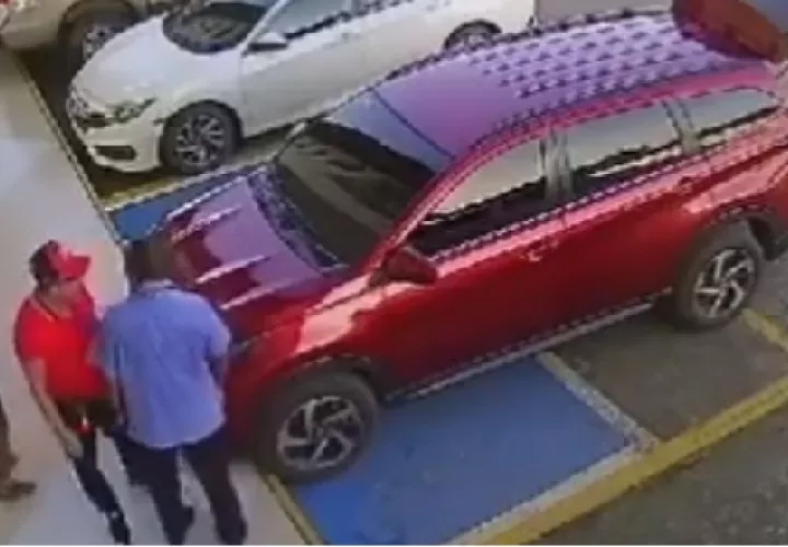 Imagen captada del video en la que se observa a los involucrados discutiendo. Foto: Tomado de Internet
